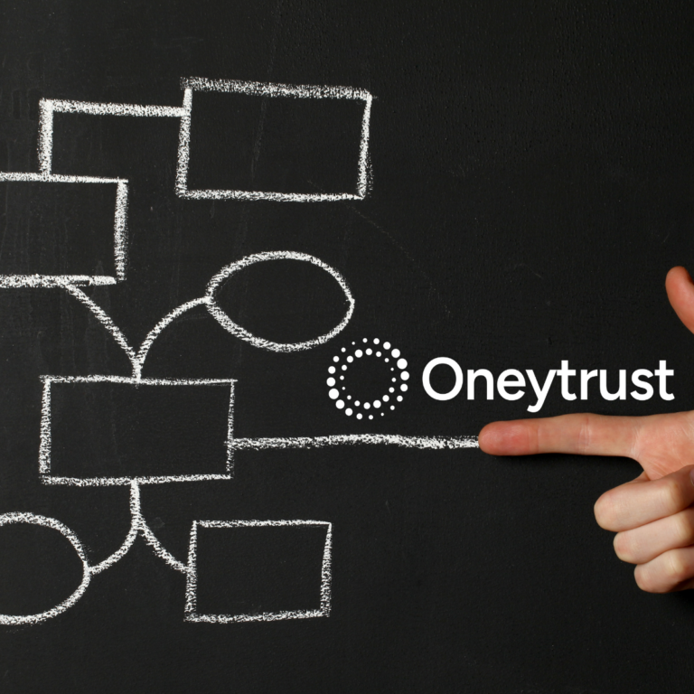 Photo d'un schéma pointé du doigt avec le logo Oneytrust.